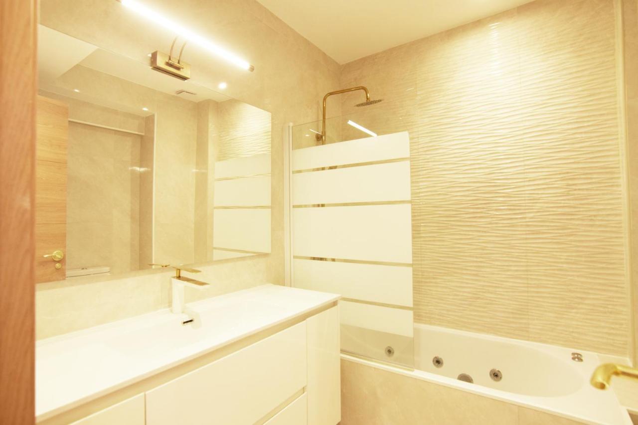 Paradise Luxurious Flat, Free Parking, 3 Double Rooms, Terrace, Jacuzzi, Fully Renovated San Sebastian Buitenkant foto